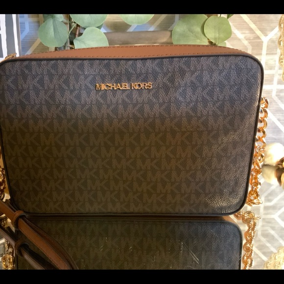 Michael Kors Crossbody - Picture 2 of 14